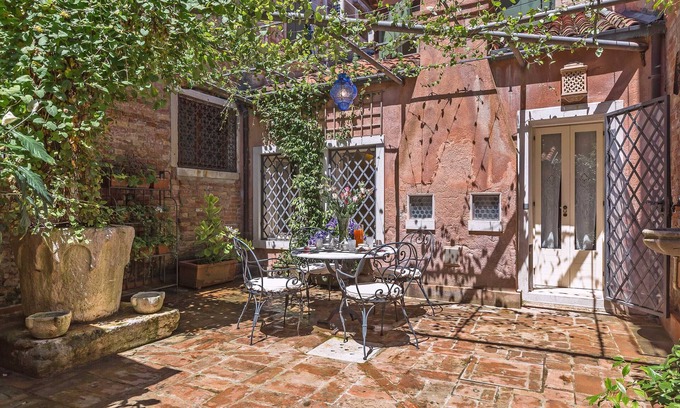 Dorsoduro Ski Chalet | Quiet and Classy Venetian Home with Private Courtyard