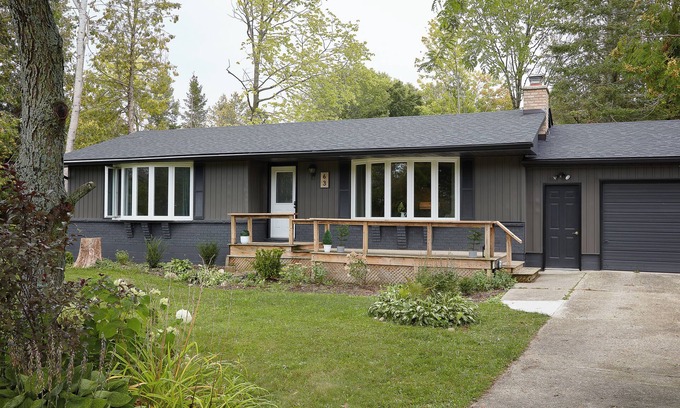 Southampton House | Quiet and cozy retreat nestled among the trees and close to the beach.