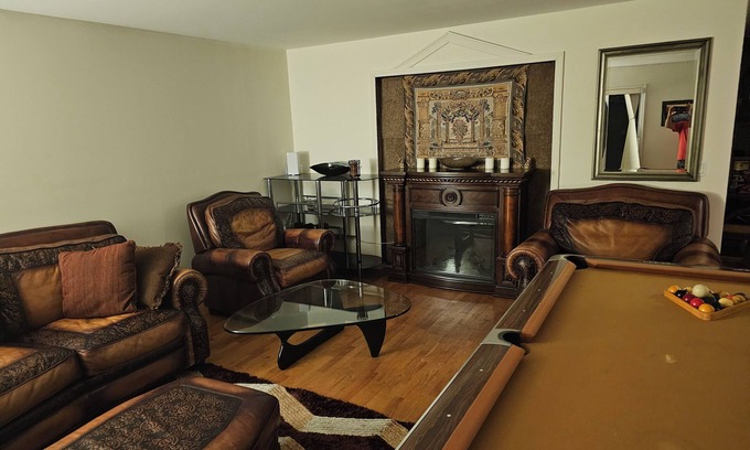 Dunwoodie House | Quiet apartment with balcony parking walking distance to church and cross county