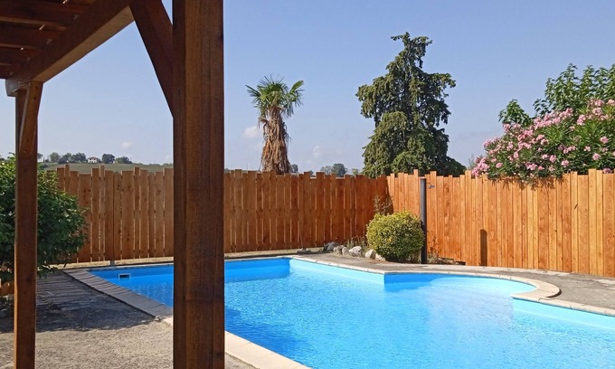 Verfeil Apartment | Quiet apartment with swimming pool in the countryside near Toulouse