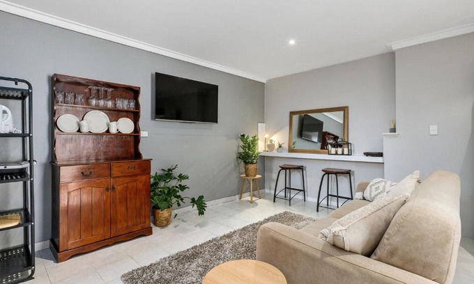 Hamilton Hill House | Quiet & Comfy