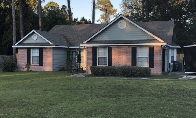 Kingsland House | Quiet, comfy home - 3BR w/Spa Bath & Fenced Yard – Ideal for Extended Stays