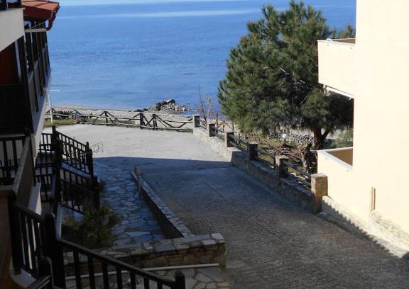 Psakoudia Apartment | Quiet family apt, 10m from the beach