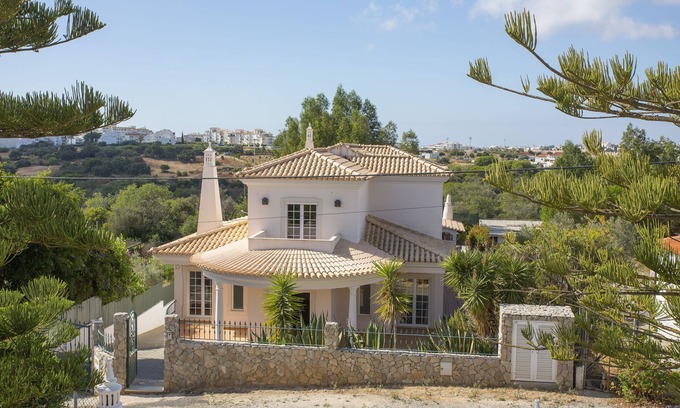 Branqueira Villa | Quiet hilltop location, 4BD, king size bed, BBQ, Private pool, Garden