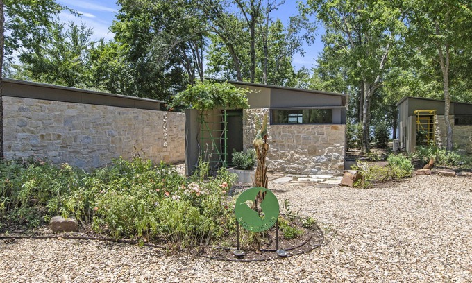 Malakoff Cottage | Quiet lake getaway with saltwater pool, firepit evenings, and cozy autumn vibes!