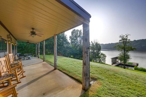 Gladewater House | Quiet Lake Gladewater Getaway with Dock and Kayaks!