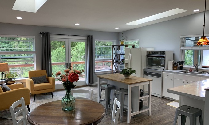 Gig Harbor Apartment | Quiet Modern Apartment on Tidal Estuary near Shops/Parks