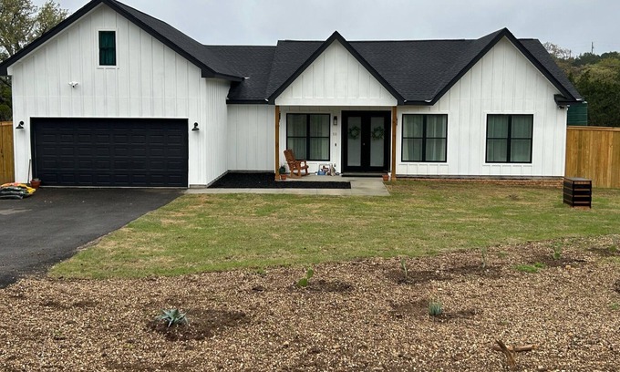 Bergheim House | Quiet modern farmhouse, heart Texas Hill Country, min from the Guadalupe River..