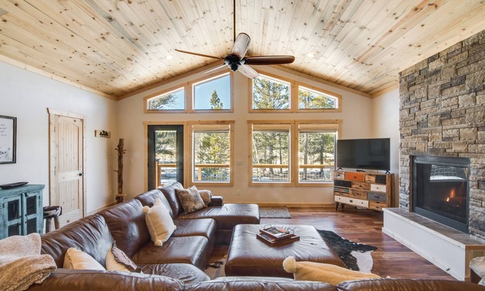 Fairplay Cabin | Quiet Mtn Cabin w/Deck < 5 Mi to Fairplay Beach!