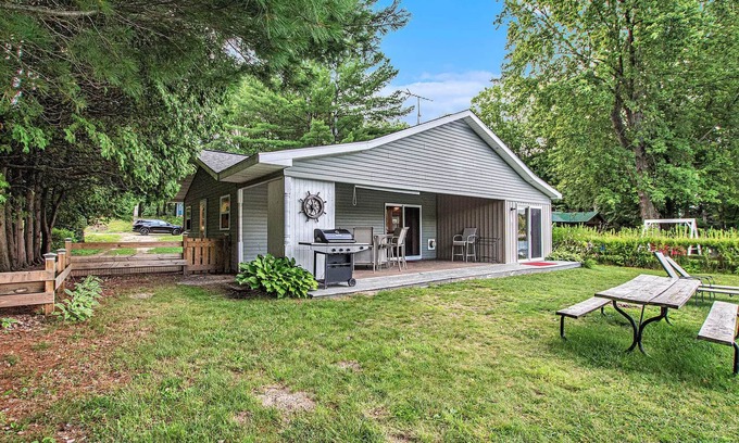 Mecosta Cottage | Quiet oasis steps from the water with access to Canadian Lakes amenities!