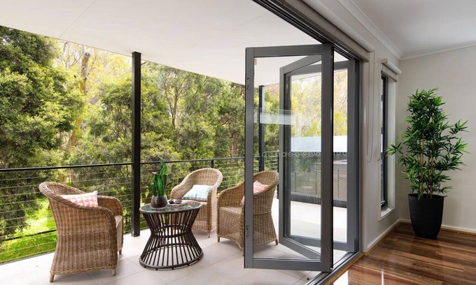 Spring Gully House | Quiet Retreat surrounded by parkland walking and riding trails.