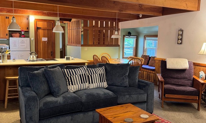 Yachats House | Quiet River Front- Eco Friendly - Easy walk to beach or town. Riverfront.