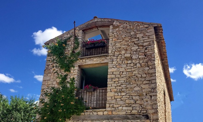 Lardiers House | QUIET SECURE LOCATION FOR 2, CENTRAL TO POPULAR DESTINATIONS.