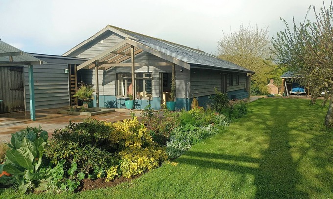 Norwich House | Quiet spacious open plan studio bungalow in the heart of Norfolk countryside.