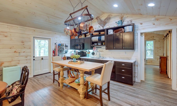 Pikeville Cabin | Quiet Tennessee Mountain Cabin w/Patio