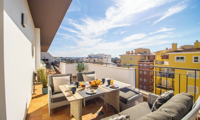 Lagos Apartment | Quinta das Palmeiras 1-bedroom penthouse apartment lt.9 KN