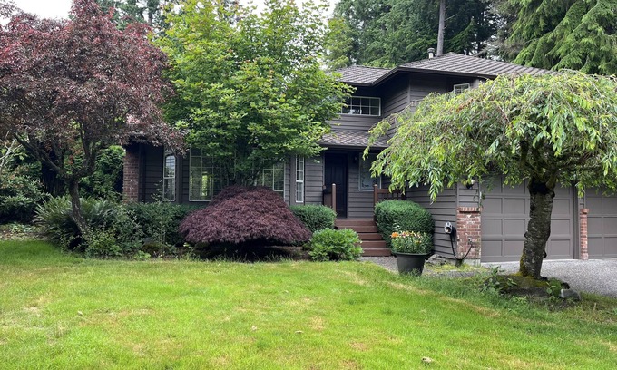 Edmonds House | quite and private near trails and downtown