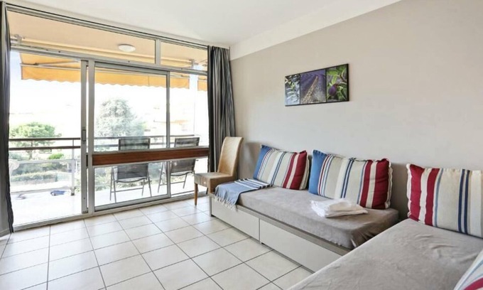 Saint-Laurent-du-Var Apartment | Résidence Pierre & Vacances Héliotel Marine - Apartment for 6 people - 1 bedroom + 1 sleeping area - Air conditioning