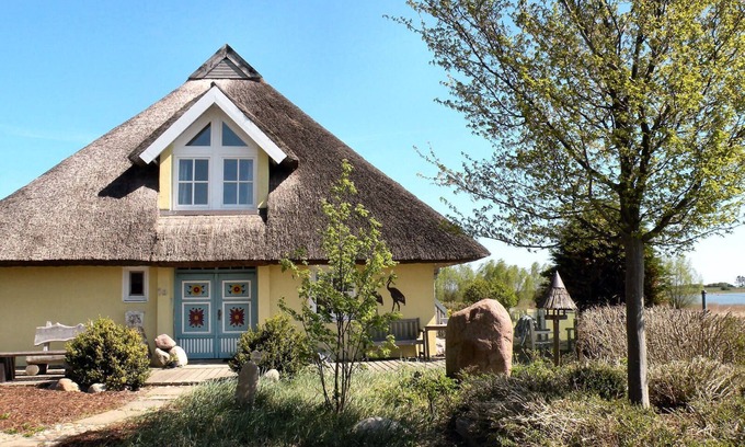 Garz/Rugen House | Rügenferien Unter Reet auf Großem Wassergrundstück