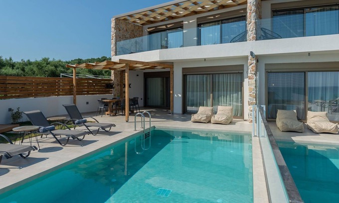 Amoudi Villa | R 895 Beach Villa with Private Pool and Sea view BBQ Area Walking distance to the Beach.