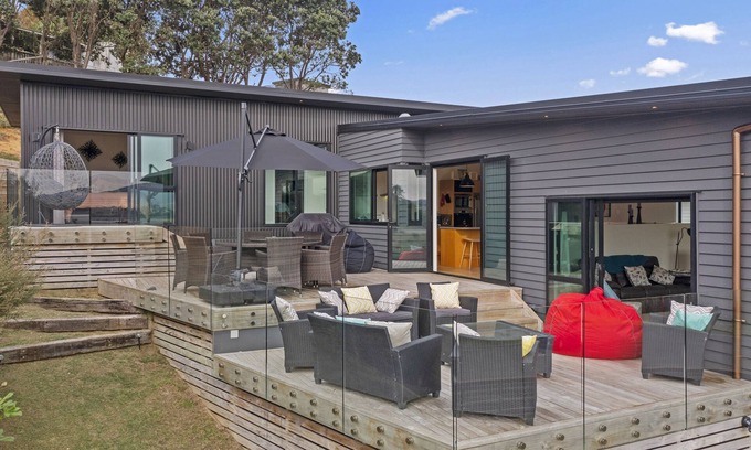 Raglan House | R and R at Robertson - Raglan Holiday Home