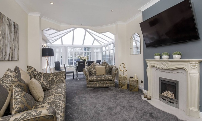 York Cottage | Racecourse Retreat - sleeps 9 guests in 5 bedrooms