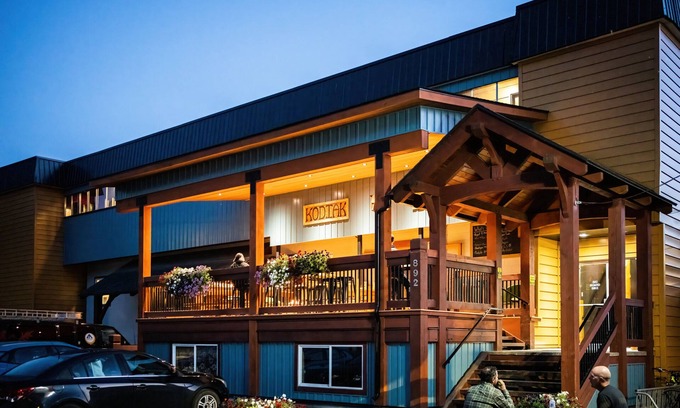 East Kootenay Hotel | Raging Elk Adventure Lodging