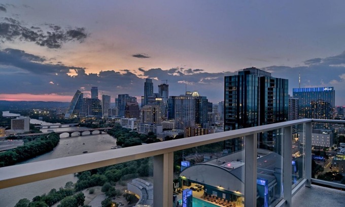 Rainey Street Historic District Condo | Rainey St corner condo with lakeview balcony, home office, pool & gym - dog-friendly