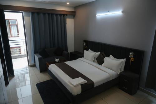 IMT Manesar Hotel | Raj Residency Hotel