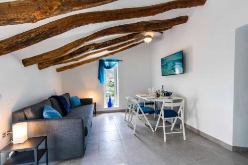 Locaiba Apartment | Rambla Retreats Apartment Azul with shared pool & hot tub in Oria