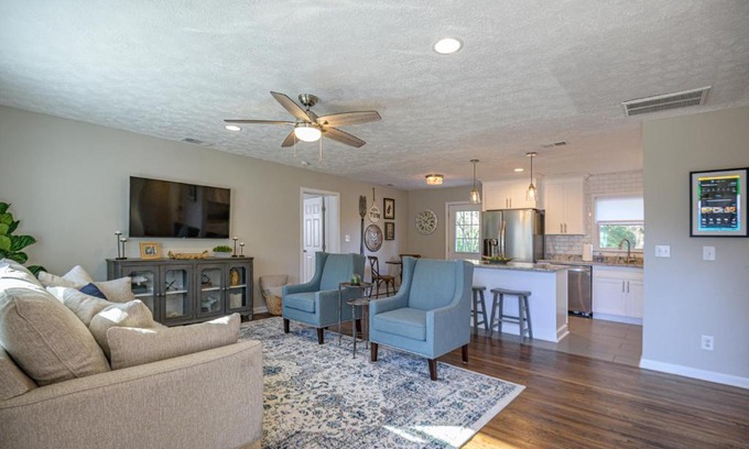 Addison Heights House | Ranch Style Home & Plenty Of BKYD Space Near KSU