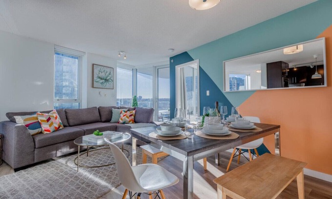 Crosstown Condo | ★Rare City Oasis★✓King Bed✓View✓Parking✓Gym✓HotTub