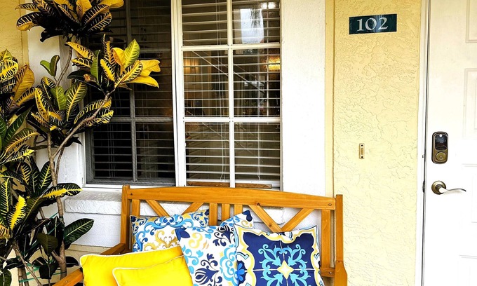 North Naples Condo | RARE Find!King Lux Suite,Pets,Golf,Pickleball, 2Pools, WiFi, Netflix, Fireplace