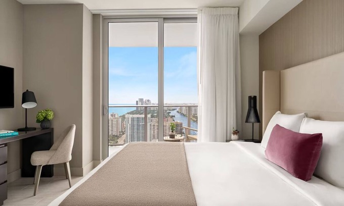 Hollywood South Central Beach Hotel | Rare Gem! Onsite Pool, Kitchen