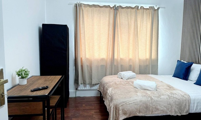 Dudden Hill Hotel | RC-Fantastic Quad room in Wembley!