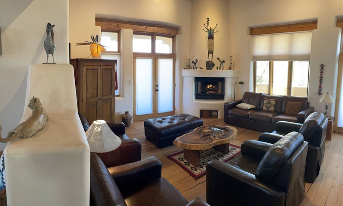 Historic Eastside House | READ OUR REVIEWS! In the Historic District, Easy Walk to Plaza & Canyon Rd.