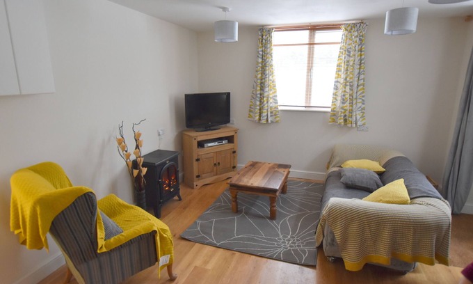 Stoney Middleton House | Recently renovated 2 bedroom annexe with open plan living room and kitchen.