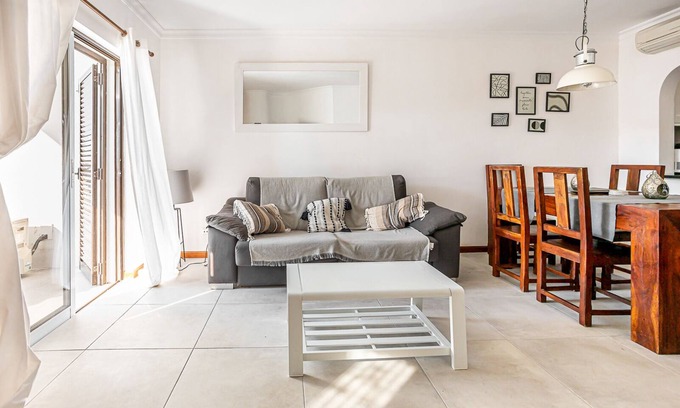 Alpouvar Apartment | Recently Renovated Ground Floor Apartment, 2 new Bathrooms with walk in showers