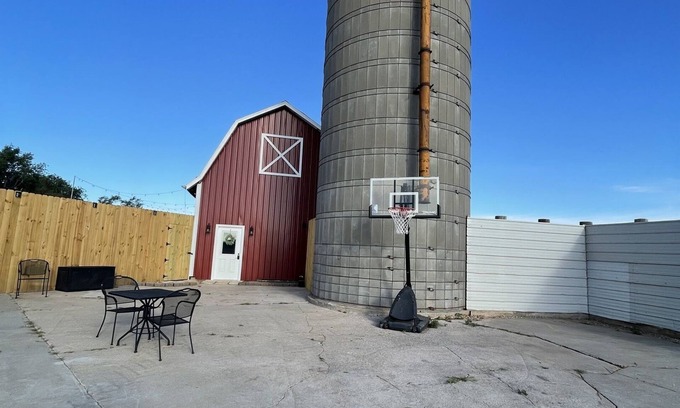 Hutchinson House | Red Barn Cottage At Borntrager Dairy