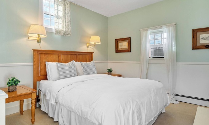 Mendon Apartment | Red Clover Inn Two Bedroom Suite near Killington