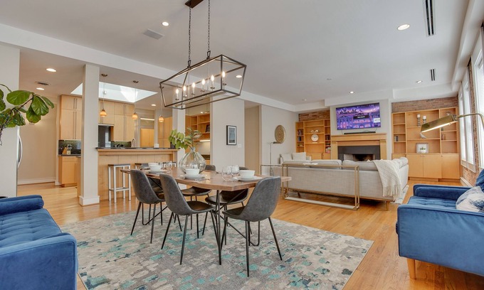 Greenville Downtown Apartment | Red Door Apartment | 3-KING Beds | Center Of Downtown Greenville