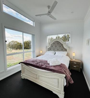 Walcha House | Red Hill Cabin #1 Walcha