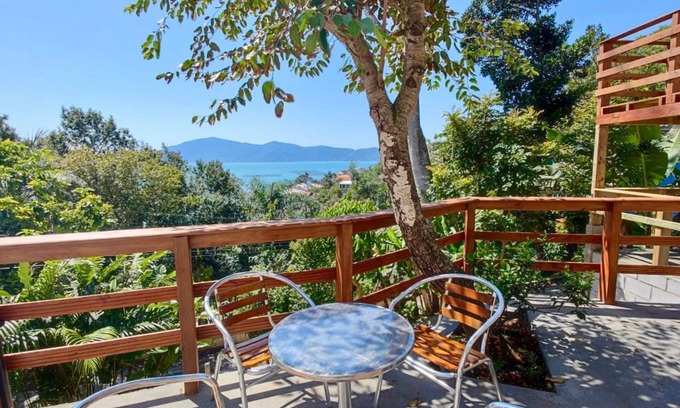 Palhoca House | Red House - Compact and safe - 50m from the sea