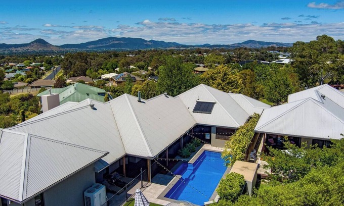 Central Mudgee House | Red Lotus Guesthouse A Grand Valley Views Escape
