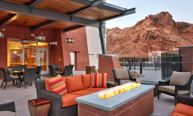 Moab Hotel | Red Rock Retreat with Pool - Quick Drive to Arches and Canyonlands - 4 Units