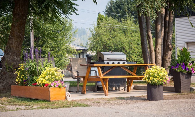 East Kootenay Hotel | Red Tree Lodge