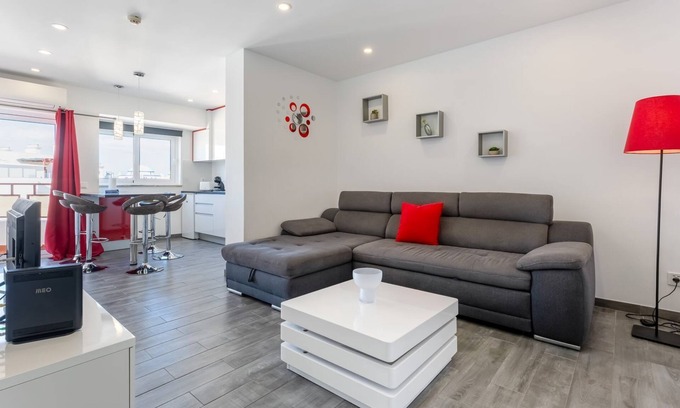 Praia da Rocha Apartment | Red Velvet 1 BDR Flat With Balcony by LovelyStay