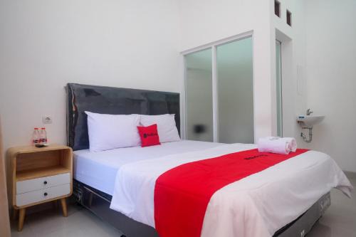 Depok Hotel | RedDoorz near INSTIPER Yogyakarta
