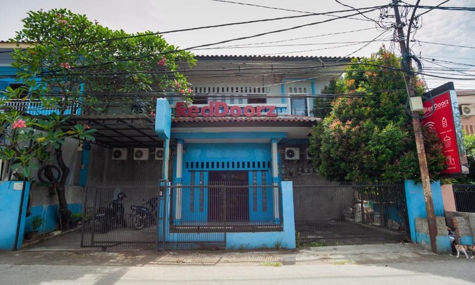 Depok Hotel | RedDoorz near Margonda Raya