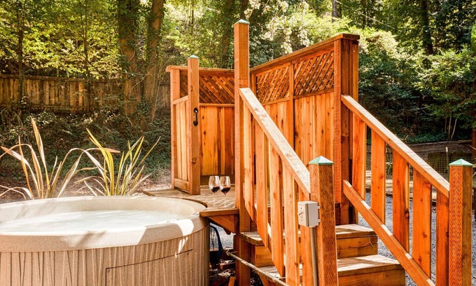 Guerneville Cabin | RedwoodRetreat~Vibrant & Beautiful Redwood Cabin! Walk to River! WIFI/AC/HtTb